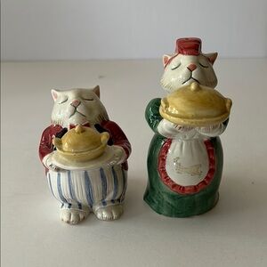 Salt and pepper shakers Ceramic Figurines